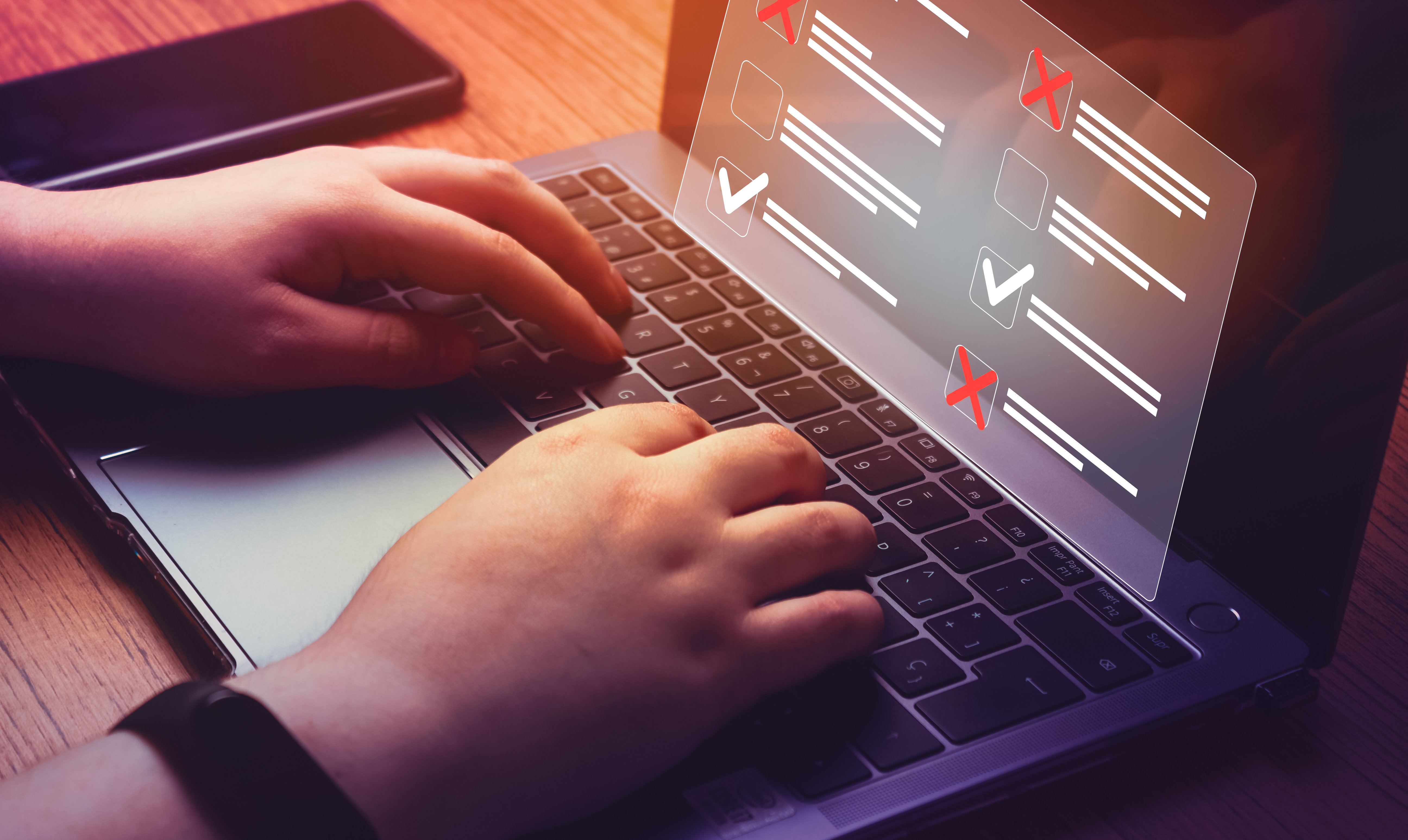 Primer plano de manos utilizando una laptop con una interfaz digital superpuesta que muestra una lista de verificación con errores y aciertos, representando la ejecución de pruebas de sistemas de software.